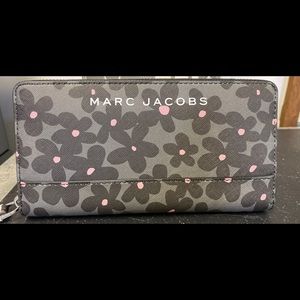 Marc Jacobs Daisy Zippy Wallet Grey/Black/Pink